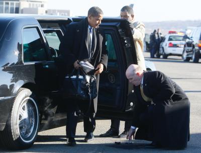 obama-drops-blackberry