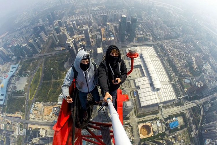 on the roofs Duo Return to Climb the World's Second Tallest Building ...