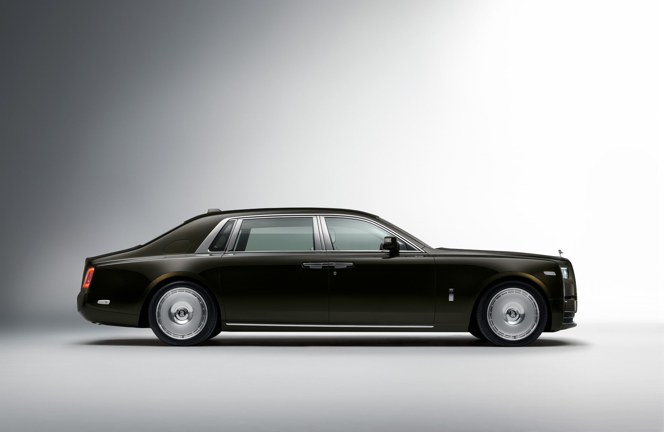 Rolls-Royce Updates the Phantom, Debuts the Phantom Platino