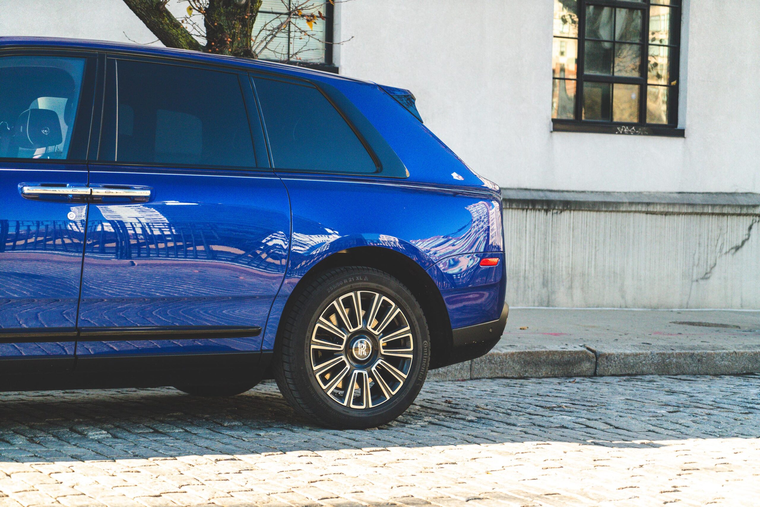 Blue Rolls-Royce Cullinan Black Badge on Matching Forged AGLs Is